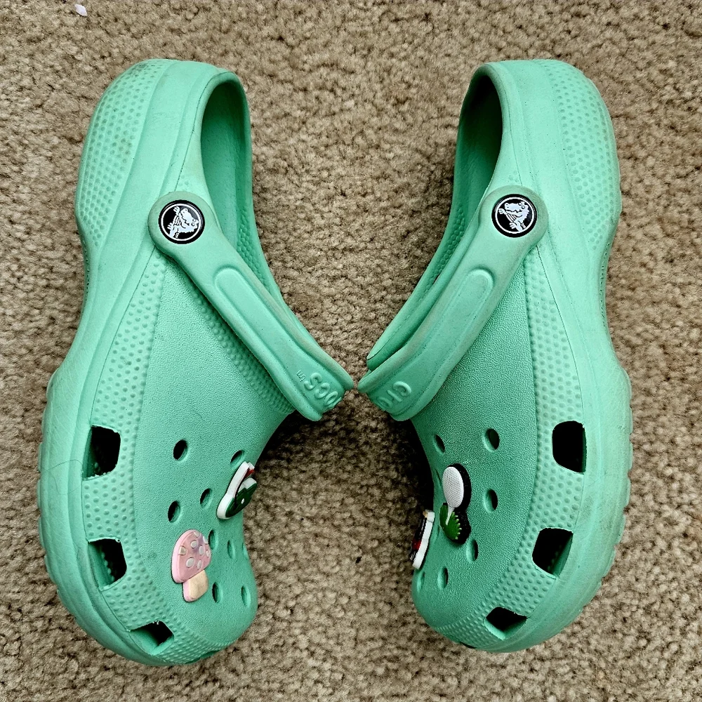 Crocs classic clogs mint green golf jibbitz youth size 5 womens size 7